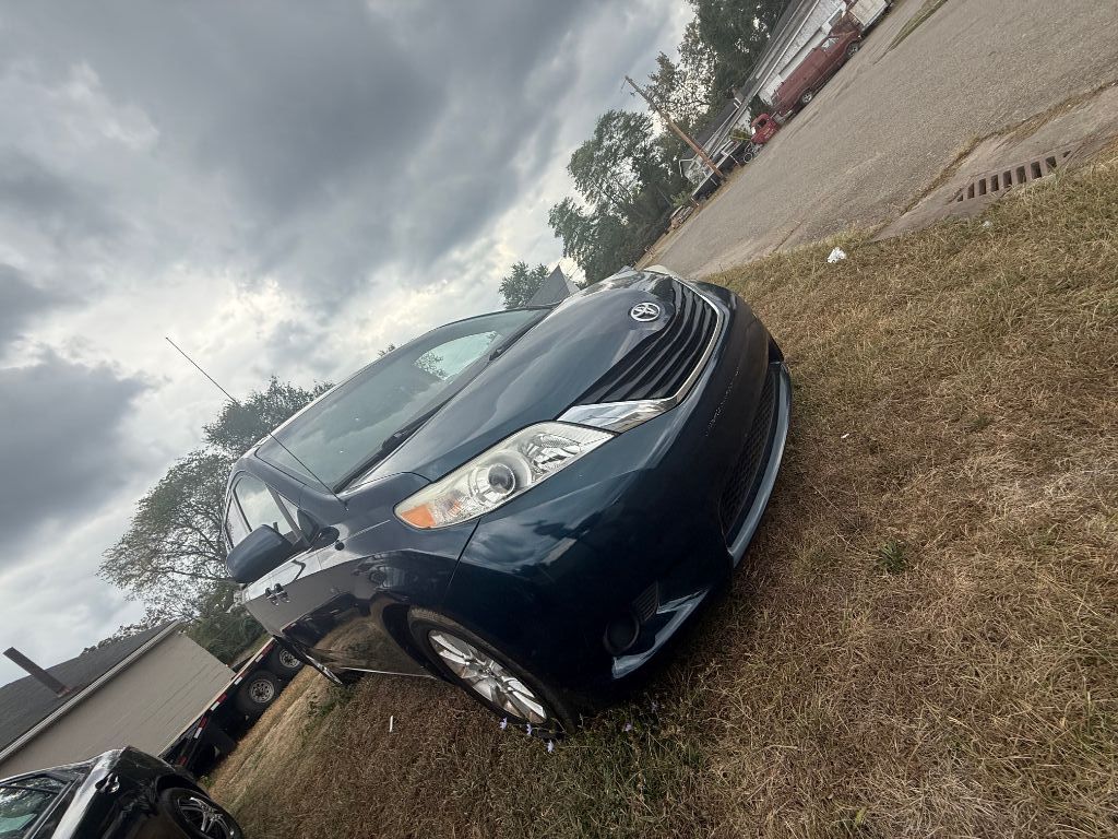 2012 Toyota Sienna LE's photo